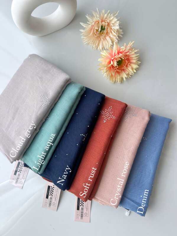 Premium Malaysian Heavy Cotton With Full Crystal Stone Hijab Premium Malaysian Heavy Cotton With Full Crystal Stone Hijab